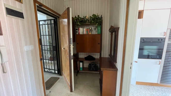 4 corridoio zona ingresso e porta